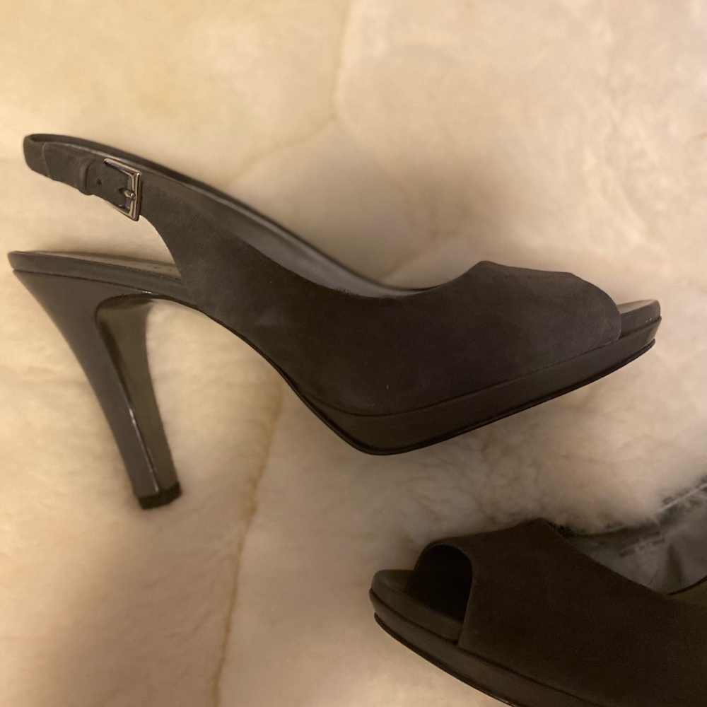 TAHARI Si Senor Elephant Grey Slingback Pumps - Picture 5 of 12